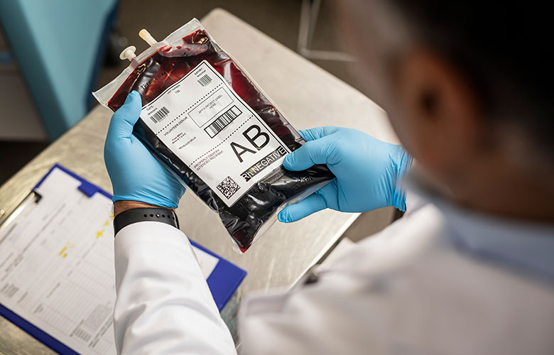 Doktor, der markierte Blutsack anhält