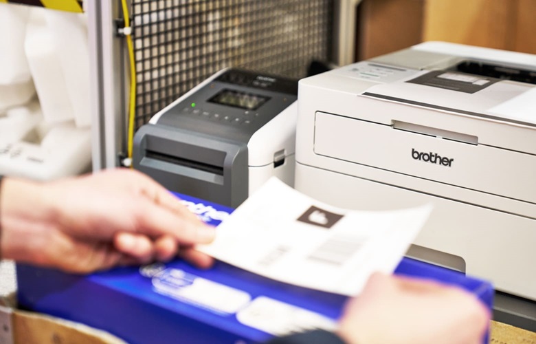 Verpackungsbank mit A4-Drucker und Etikettendrucker