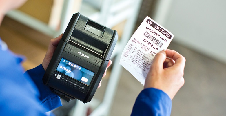 Druckeinstecker bei der Direktbelieferung in einer Filiale über einen Mobiles RJ Drucker