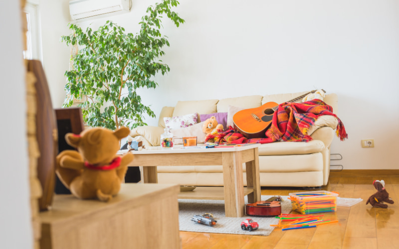 Ein unaufgeräumtes Wohnzimmer.