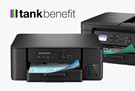 Zwei schwarze Brother Timtentankdrucker mit Tankbenefit Logo darüber