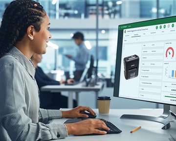 Frau im Büro vor Computer