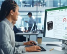 Frau im Büro vor Computer