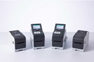 TD-2D Desktop Etikettendrucker vor einem Hintergrund