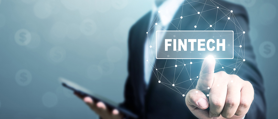 Mensch berührt Fintech Hologramm