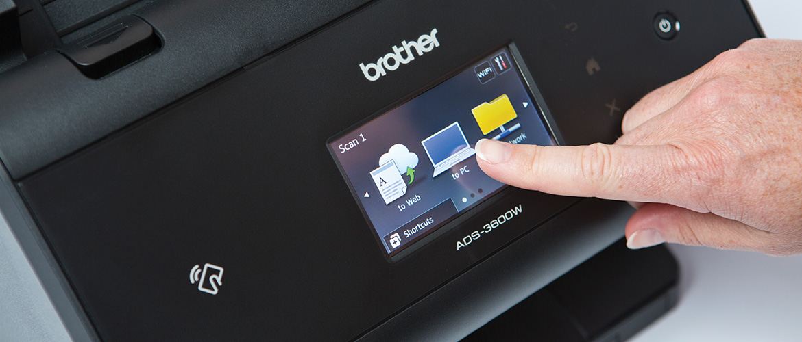 Finger einer Perso drückt virtuelle Tasten auf einem Touchscreen-Display.
