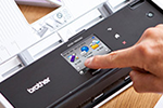 ADS-1600W mit Touchscreen-Farbdisplay